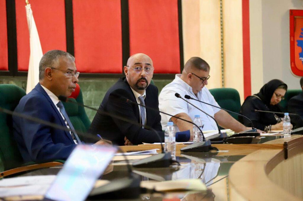 عمدة طنجة يرفع منسوب التصعيد مع خصومه في الأغلبية ويُحكم قبضته على التسيير