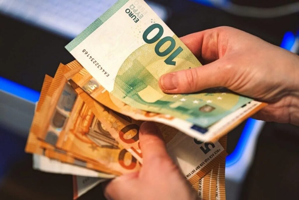 أسعار صرف أهم العملات الأجنبية اليوم الخميس