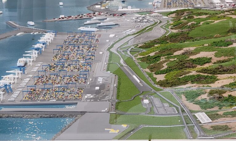 طنجة المتوسط يتوسع غربا.. ماذا تكشف وثائق التهيئة عن موقع الميناء الثالث؟