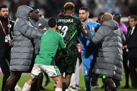 الكاف تفرض عقوبات على المنتخب الجزائري بعد مباراة نيجيريا
