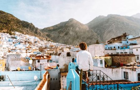 أداء استثنائي لقطاع السياحة بالمغرب.. 894 ألف منصب شغل و20 مليون سائح سنة 2025