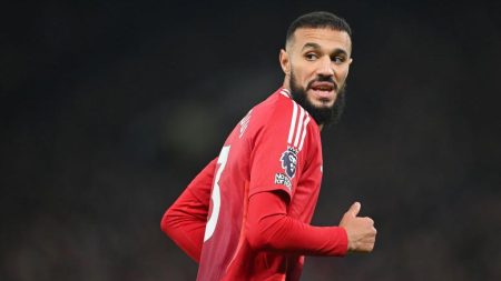 الدولي المغربي مزراوي يواجه خطر الغياب عن الدوري الإنجليزي بعد إصابة مؤثرة