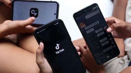 إندونيسيا تحظر وسائل التواصل على القاصرين في خطوة غير مسبوقة