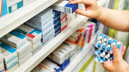 حمايةً للصحة العامة.. الحكومة تتجه لفرض غرامات تصل لمليون درهم لمواجهة الأدوية المزيفة