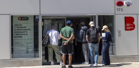 اليمين الإسباني يكثف تحركاته لعرقلة خطة سانشيز لتسوية أوضاع نحو نصف مليون مهاجر