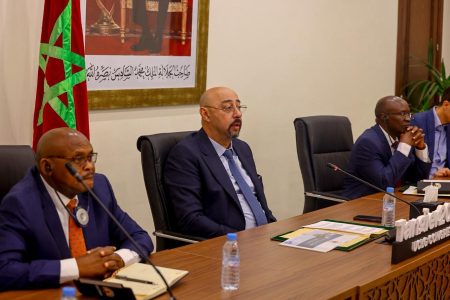 طنجة تفتح أمام مسؤولين أوغنديين دفتر النموذج المغربي في الجبايات