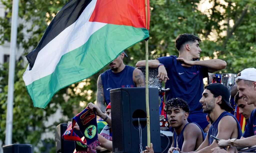 هجوم إسرائيلي على لامين يامال بعد رفعه علم فلسطين في احتفالات برشلونة