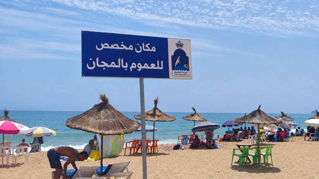 احتلال شواطئ جهة طنجة.. “كر وفر” ومعدات اصطياف “تظهر وتختفي”