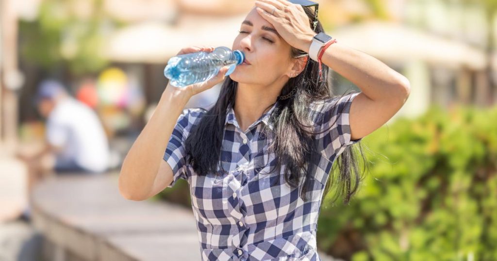 العطش المخادع.. لماذا لا يكفي شرب الماء دفعة واحدة مع بداية الصيف؟