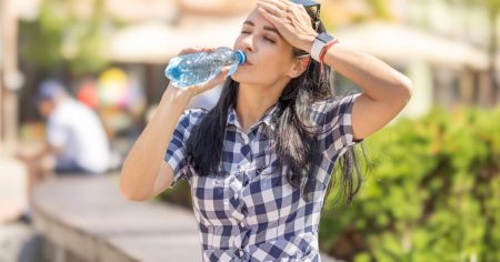 العطش المخادع.. لماذا لا يكفي شرب الماء دفعة واحدة مع بداية الصيف؟