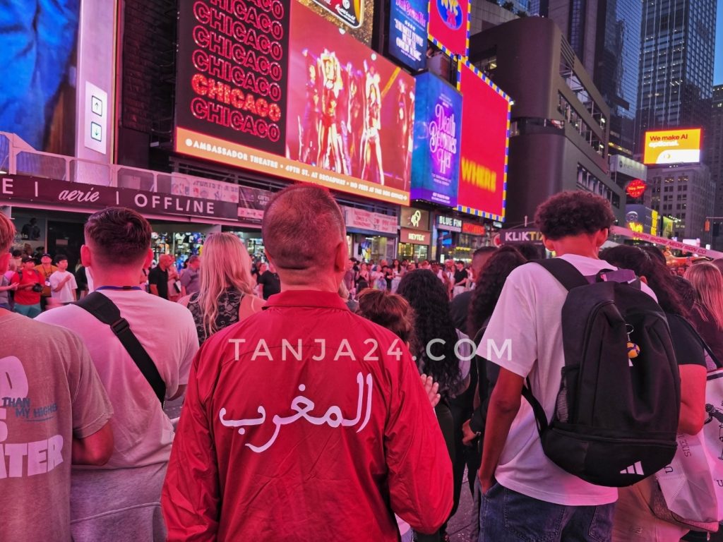 الألوان المغربية تفرض سحرها في ساحة “تايمز سكوير” بنيويورك ترقبا لضربة البداية