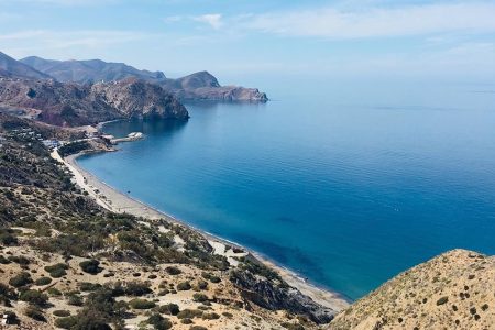 شواطئ الحسيمة.. طبيعة عذراء وفضاءات خلابة لا تكفي للتتويج بـ“اللواء الأزرق”