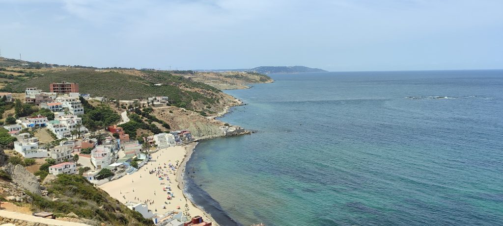 بلايا بلانكا.. جوهرة طنجة الصغيرة المحاصرة بين البحر والمباني وزحام الصيف