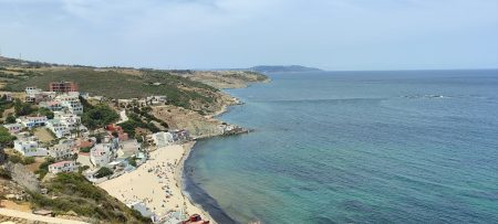 بلايا بلانكا.. جوهرة طنجة الصغيرة المحاصرة بين البحر والمباني وزحام الصيف