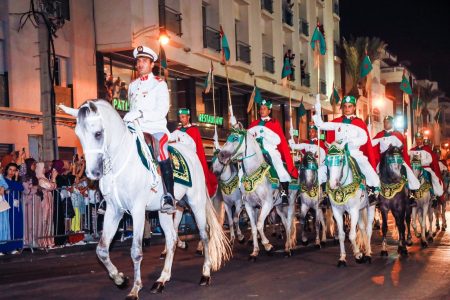 طواف المشاعل يضيء سماء مدينتي المضيق وتطوان في استعراض بمناسبة عيد الشباب