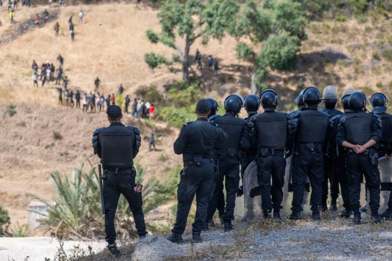 القوات العمومية تمنع وصول 150 شخصا إلى سياج سبتة وسط دعوات لاقتحام جماعي
