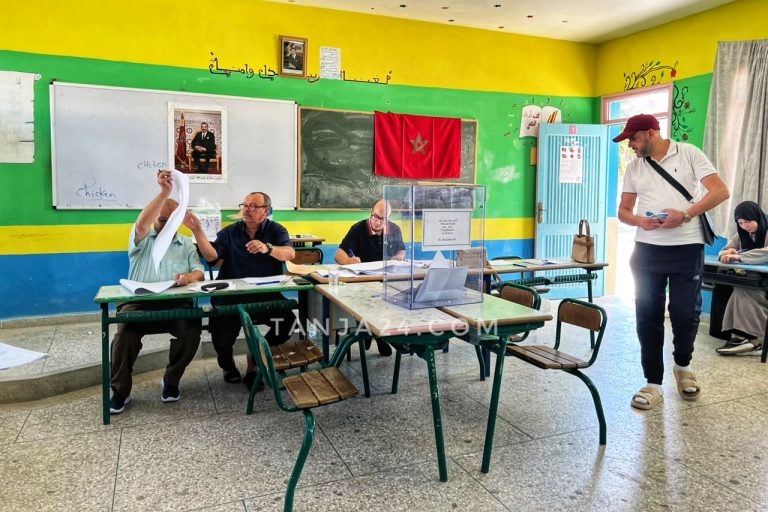 الاقتراع يلتقط أنفاسه بطنجة.. توافد متزايد على المكاتب مع انكسار هدوء الساعات الأولى