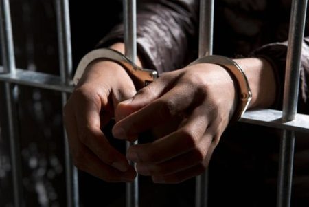 طنجة.. توقيف شخصين وحجز أسلحة بيضاء إثر سرقة وكالة لتحويل الأموال