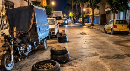 سيارات مهملة وحواجز عشوائية تحتل شارع هارون الرشيد بطنجة.. والساكنة تطالب بتدخل السلطات