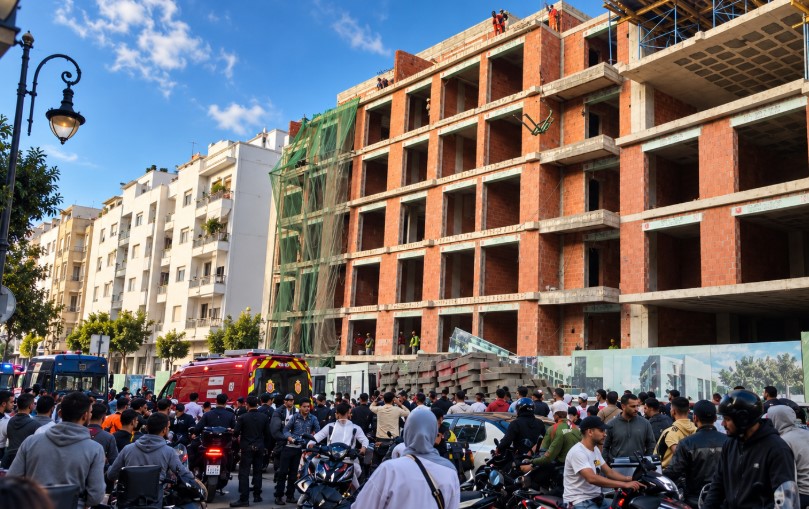 مصـ.رع عامل وإصابة آخر بجروح خطيرة إثر سقوط حمولة إسمنتية بورش بناء في طنجة