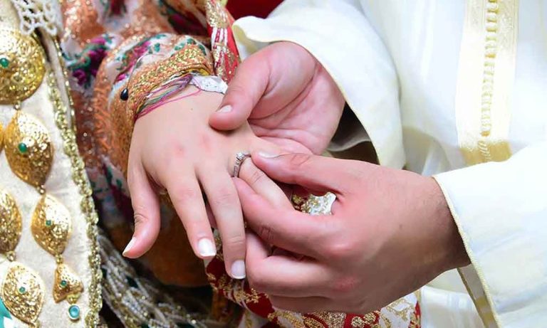 الحكومة تعد بمنحة تصل إلى 5 آلاف درهم لتشجيع الشباب على الزواج